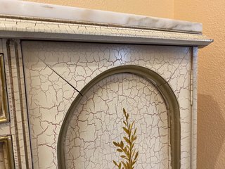 Mueble de entrada beige y dorado