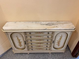Mueble de entrada beige y dorado