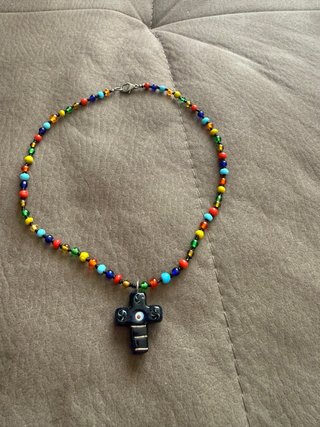 Collar de cristal con colgante de cruz