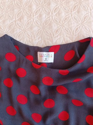 Vestido de lunares negro y rojo
