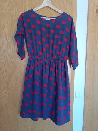 Vestido de lunares negro y rojo
