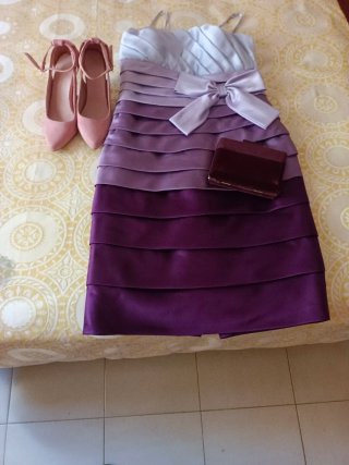 Vestido invitada de boda.  Malva, morado, plata.