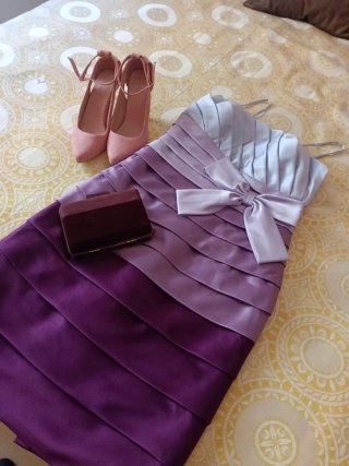 Vestido invitada de boda.  Malva, morado, plata.