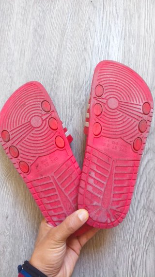 Chanclas rojas con rayas blancas