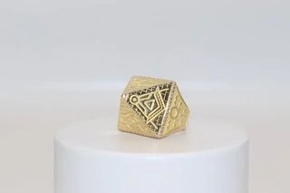 SELLO PIRAMIDE. Oro 18k.