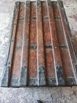 Baúl antiguo madera y metal