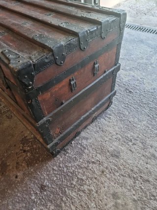 Baúl antiguo madera y metal