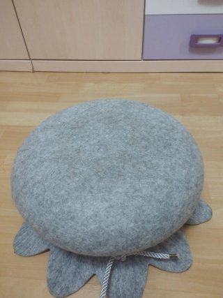 Cama para gato con diseño de flor