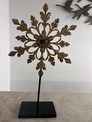 Escultura Decorativa Flor Metal Dorada