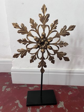 Escultura Decorativa Flor Metal Dorada