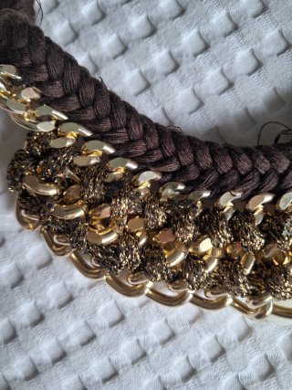 Collar dorado y marrón con flores y perlas
