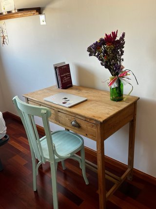 Escritorio de madera con silla