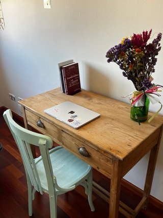 Escritorio de madera con silla