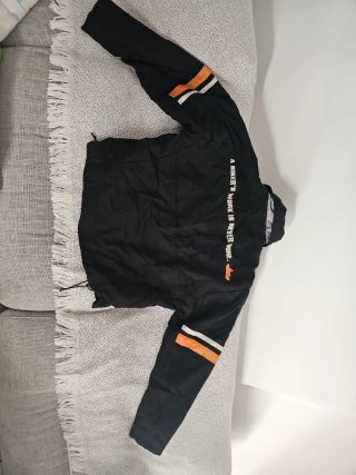 Chaqueta de moto negra con detalles naranjas