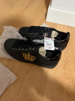 Zapatillas negras con corona dorada Talla 41