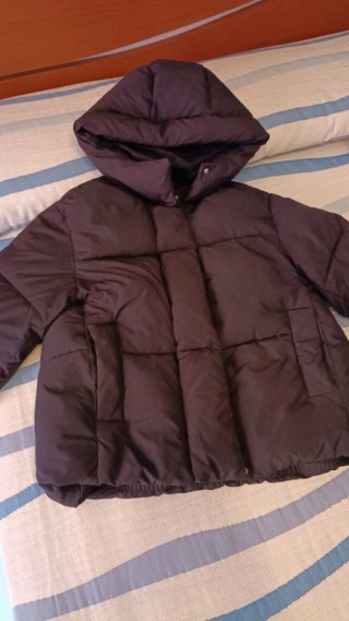 Txamarra negra con capucha y cremallera. 152cms