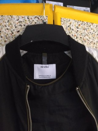 Chaqueta Bomber Bershka Negra y Blanca Unisex