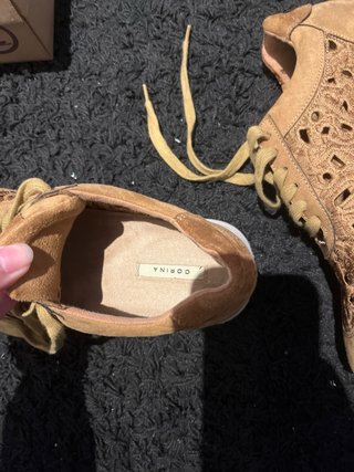 Zapatillas Marrones y Doradas con Diseño