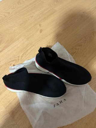 Zapatillas Zara Negras y Rojas