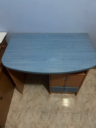 Escritorio con cajonera azul y madera