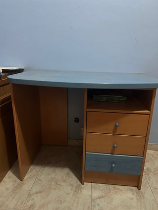 Escritorio con cajonera azul y madera