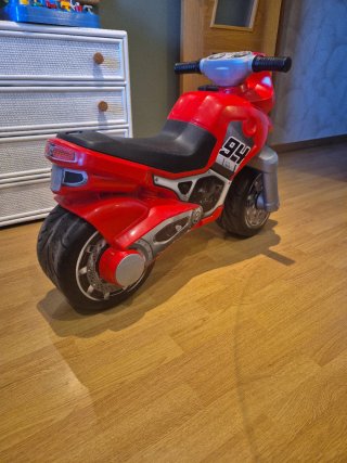 Moto correpasillos Marca Molto. 56 € en amazon.