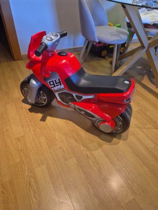 Moto correpasillos Marca Molto. 56 € en amazon.