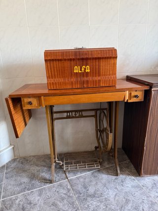 Máquina de coser Alfa antigua