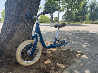Bicicleta sin pedales azul