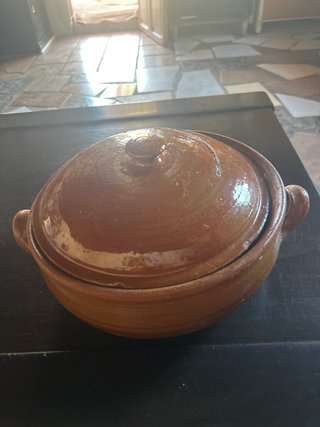 Olla de barro con tapa
