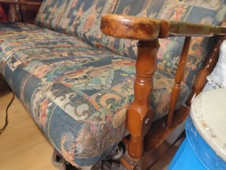 Sofá de tela con estructura de madera.