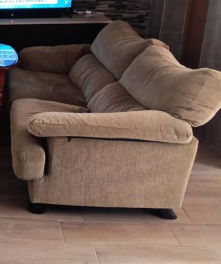 Sillón de tela beige y marrón