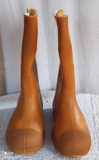 Botas de agua marrones y naranjas