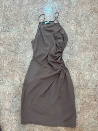 Vestido de fiesta marrón con tirantes
