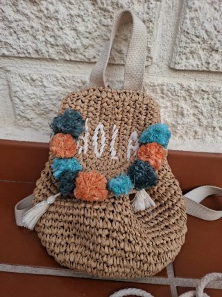 Bolso y mochila de rafia con pompones