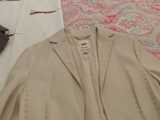 Chaqueta estilo militar ante amarillo
