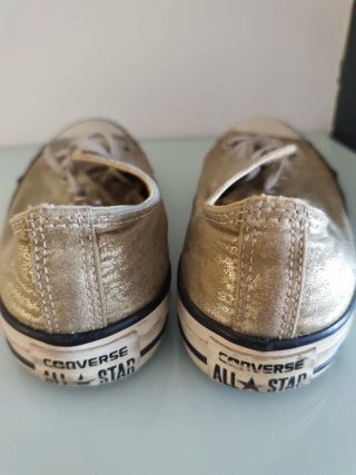 Zapatillas Converse Doradas y Blancas