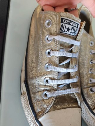 Zapatillas Converse Doradas y Blancas