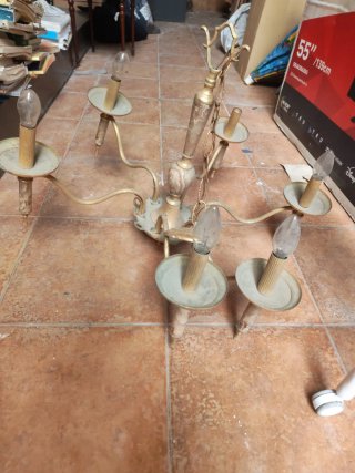 Lámpara de araña antigua de metal y mármol
