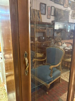 VITRINA DE MADERA CLÁSICA