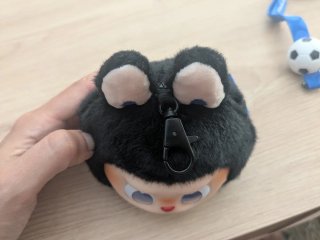 Monedero Labubu The Monsters x FIFA Pop Mart