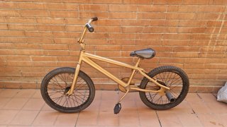 Bicicleta BMX con pintura dorada para trucos