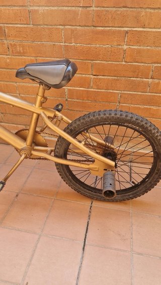 Bicicleta BMX con pintura dorada para trucos
