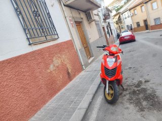 Aprilia Sonic Scooter Roja y Beige