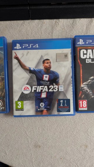 PS4 (PlayStation 4) Negra + 4 Juegos