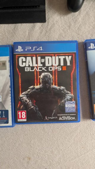 PS4 (PlayStation 4) Negra + 4 Juegos