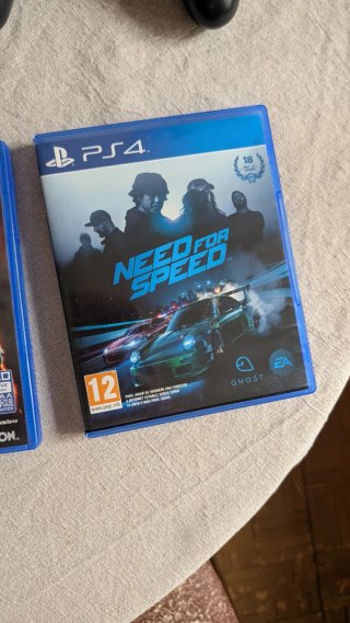 PS4 (PlayStation 4) Negra + 4 Juegos
