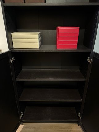 Libreria con estantería y puertas. Mod Billy