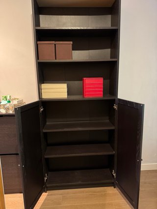 Libreria con estantería y puertas. Mod Billy