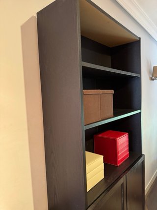 Libreria con estantería y puertas. Mod Billy